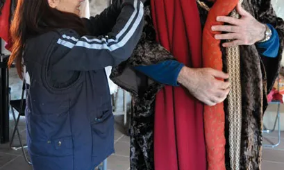 Adaptació de la vestimenta a un dels figurants.
