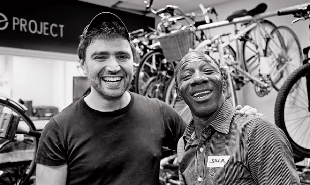 Jem Stein, fundador de The Bike Project, amb un refugiat. Font: The Bike Project