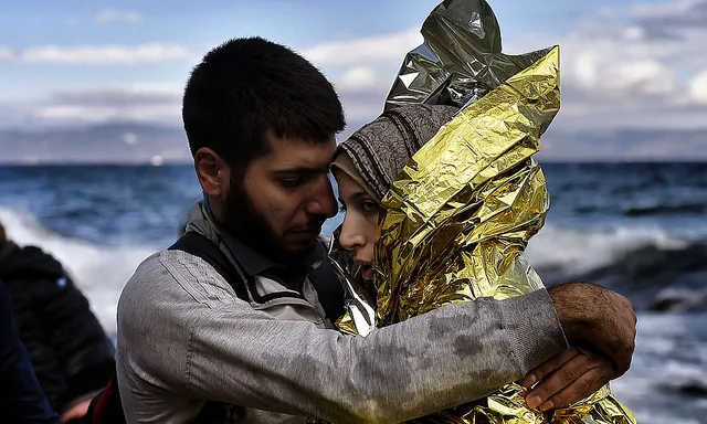 Una parella de refugiats sirians s'abraça tot just arribar a l'illa de Lesbos, a Grècia. Font: Jordi Bernabeu, Flickr 