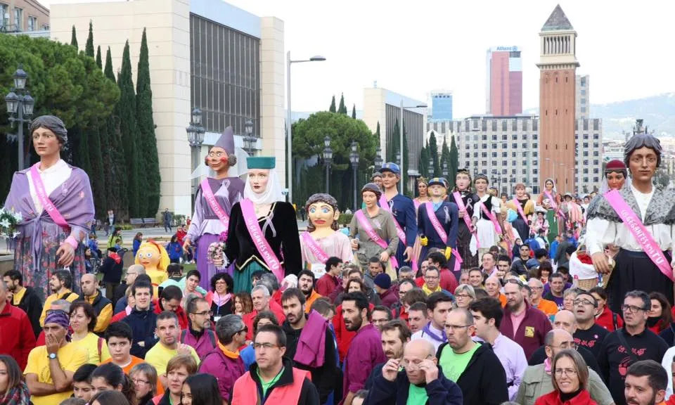Trobada solidària de colles geganteres, a Barcelona. Font: Plana web de Les Gegantes amb Tu