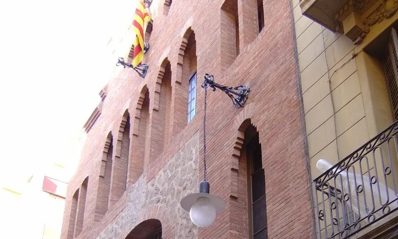 Façana del Centre Moral i Instructiu de Gràcia.