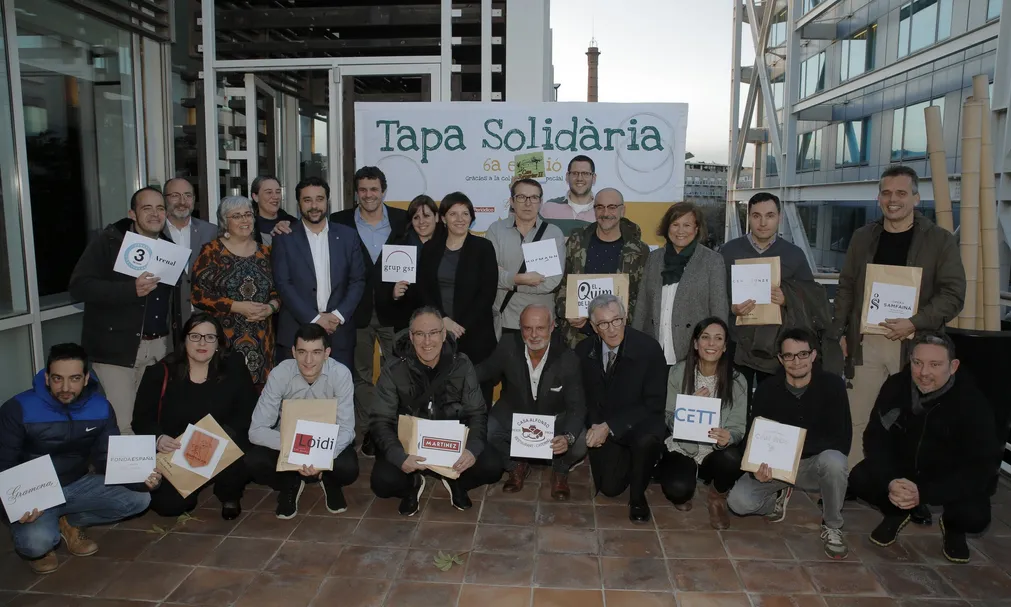 Foto de grup de participants en aquesta edició de la Tapa Solidària