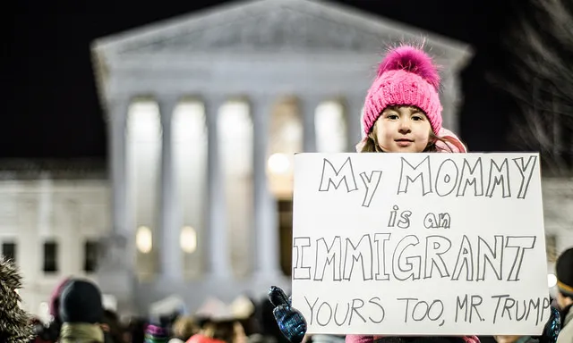 Nena reclama respecte als drets humans al president Trump. Font: Geoff Livingston, Flickr