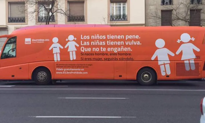 L'autobús d'Hazte Oír, denunciat pel missatge transfòbic que hi tenia escrit. Font: Twitter