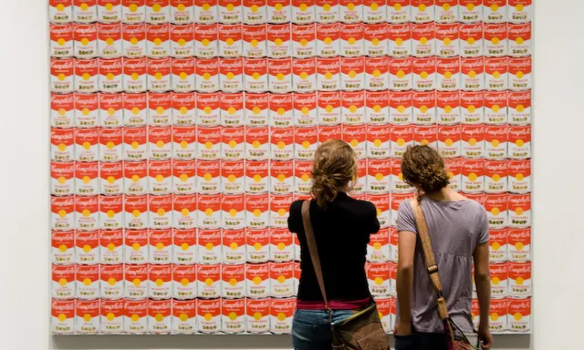 Dues persones observant una obra de Warhol a la National Gallery of Art 