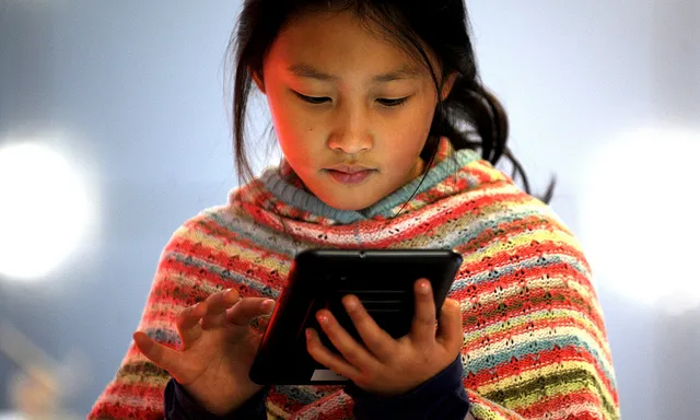 Nena feint servir una tablet