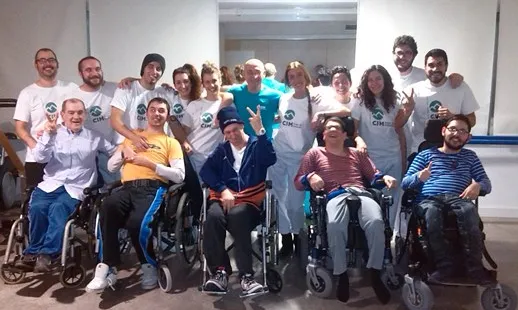 Foto de grup amb un equip d'estudiants de quiromassatge que col·labora amb l'associació