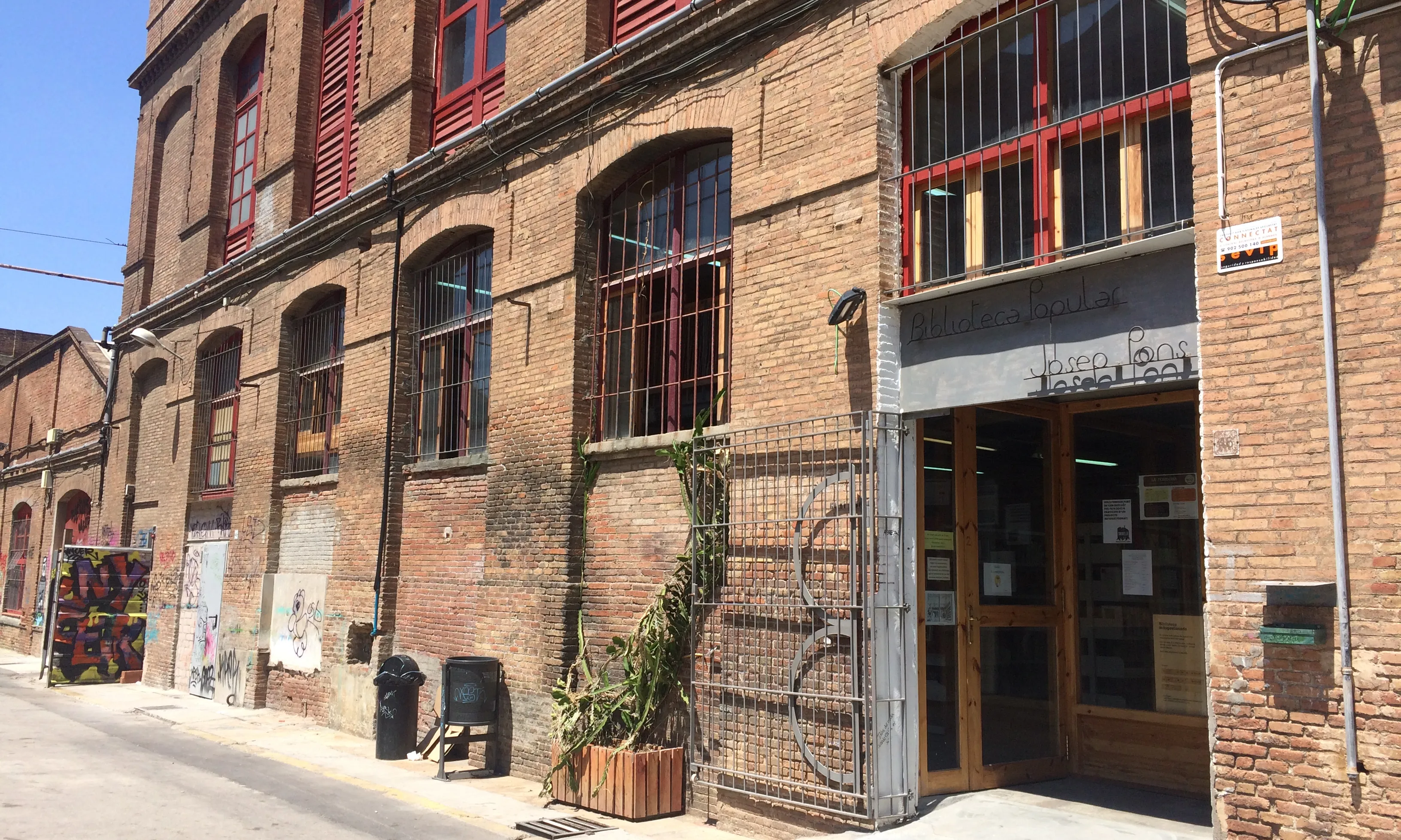 Can Batlló compta amb diversos equipaments per al veïnat, com una biblioteca popular, situada just davant de Coòpolis