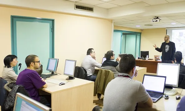 Alumnes d'esquena en un curs