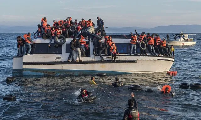 Vaixell amb refugiats al mar.