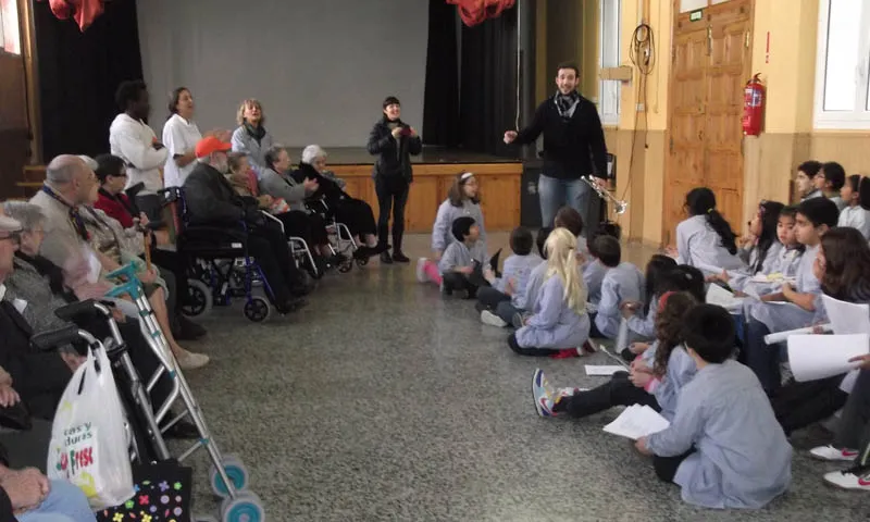 Visitant el Col·legi Sant Pere Claver per convidar els infants a visitar la residència