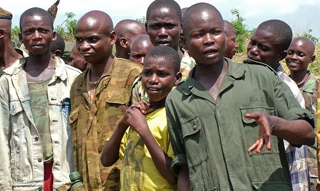 Imatge de nens soldats participants a la Guerra del Congo. 