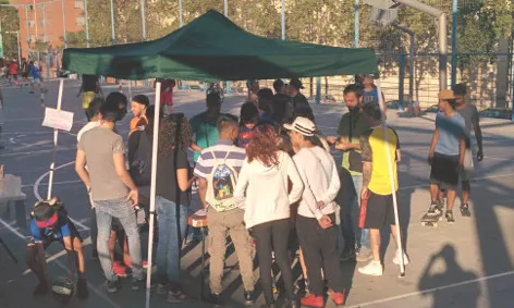 La carpa a les pistes esportives de Via Favència