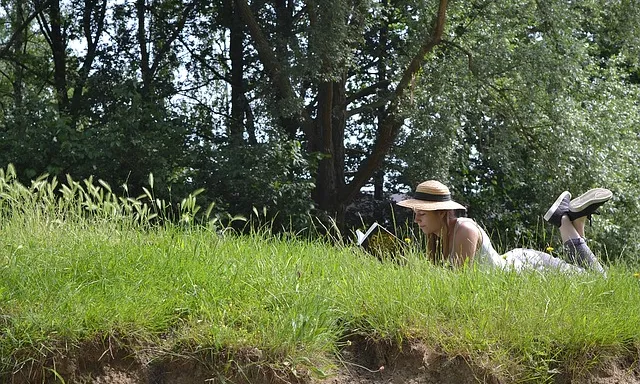 Llegir damunt l'herba, un pla perfecte per les vacances