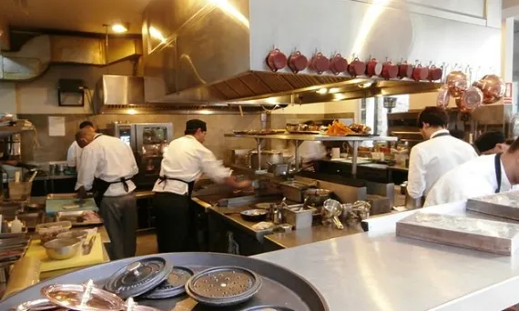 Restaurants de Barcelona donen feina a persones migrades i adolescents desocupats. 