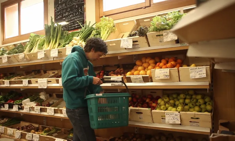 Fotograma del vídeo sobre mercat social de la publicació interactiva sobre economia solidària i drets humans