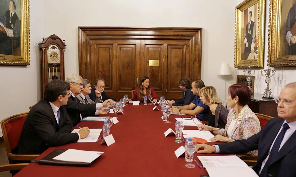 Imatge amb representants de la comissió independent durant el dia de la presentació