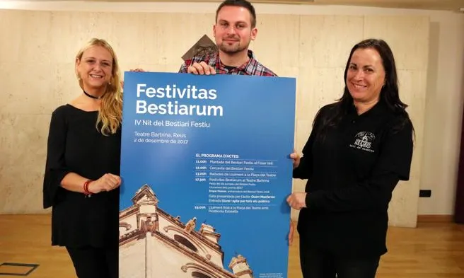 Mateu Tres, president de l'Agrupació del Bestiari Festiu i Popular de Catalunya; la regidora de Cultura de l'Ajuntament de Reus, Montserrat Caelles, i la presidenta del Ball de Diables de Reus, Lídia Vila.