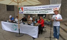 Diosdado Toledano, a la dreta, en una parada de la Comissió promotora de l'ILP