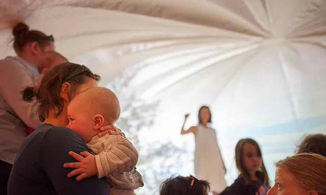 Famílies mirant un espectable al carrer