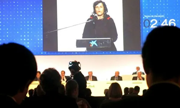 Intervenció de la Campanya Banca Armada en la junta d'accionistes de Caixa Bank.