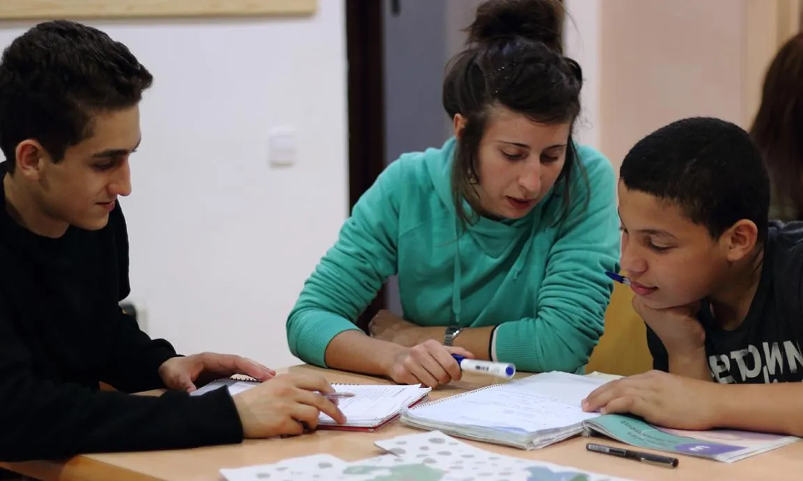 Una voluntària de la Fundació ADSIS treballant amb joves