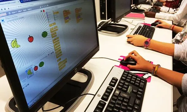 Els nens i nenes aprenen a programar amb el llenguatge de programació Scratch, entre altres