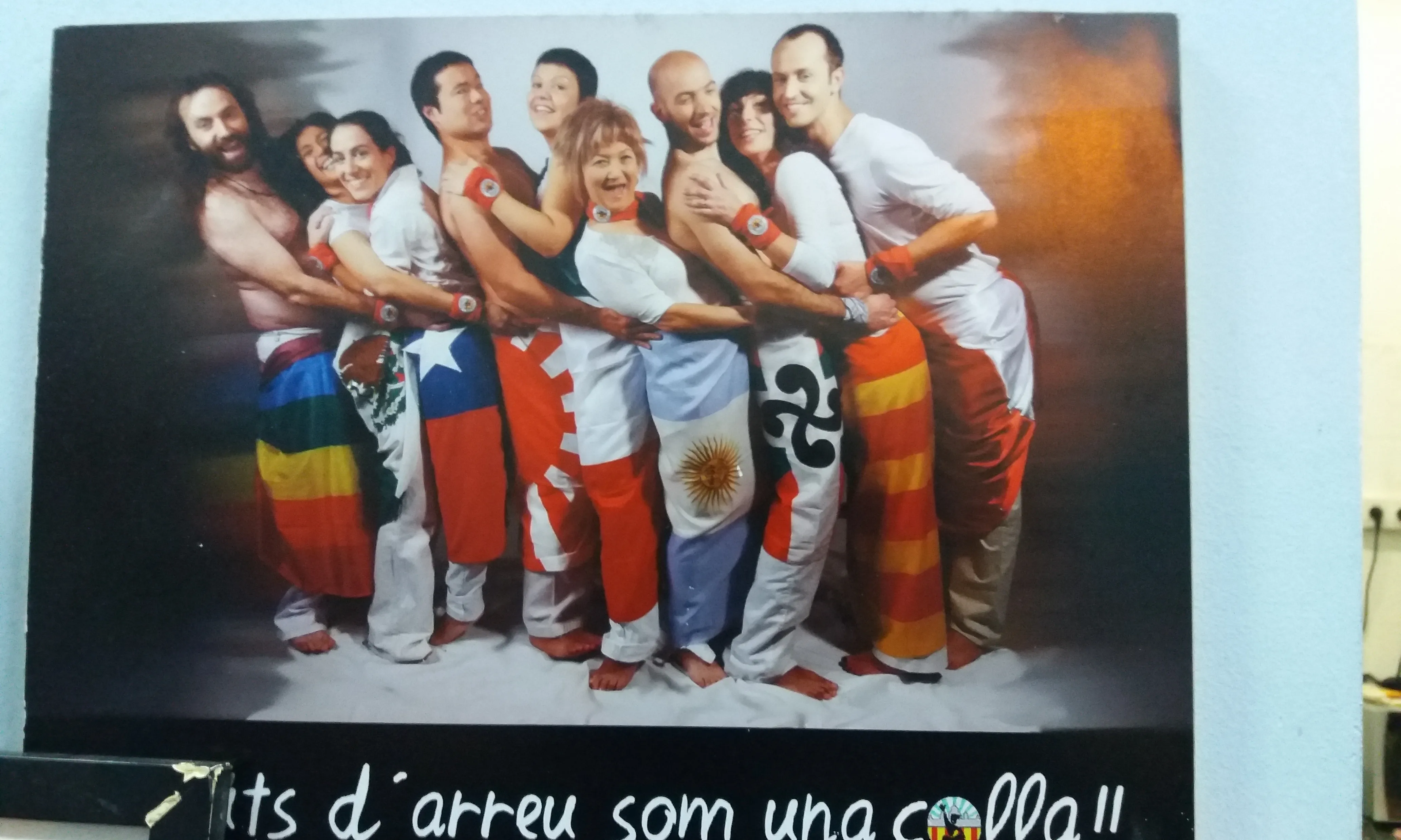 Castellers d'orígens diversos en una fotografia
