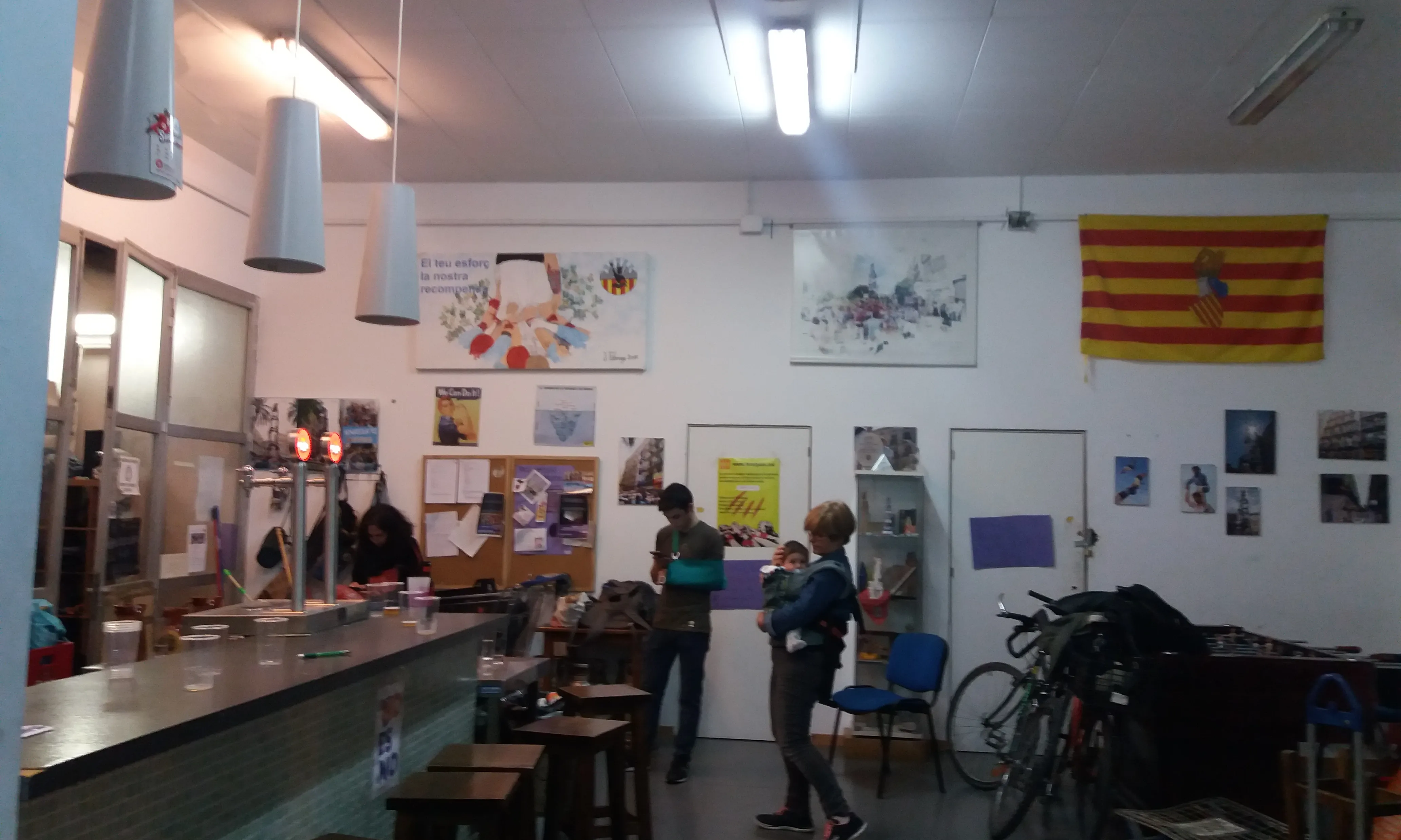 El bar del local Can Bandarra durant l'assaig casteller 