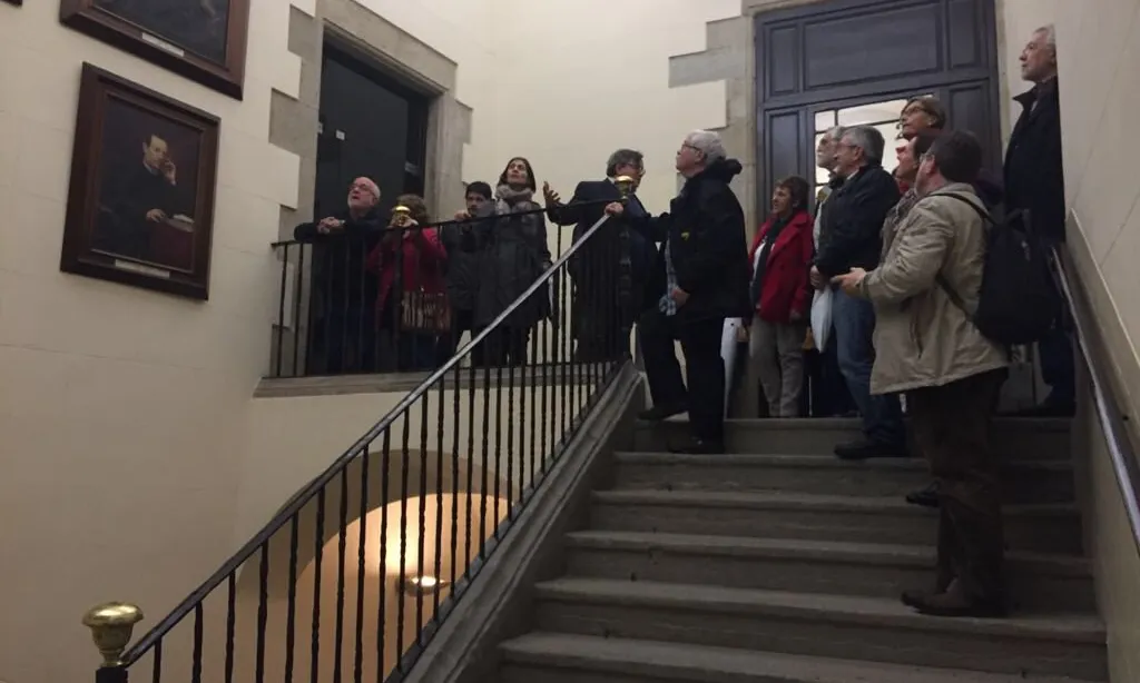 Visita guiada a l’edifici de l’Ajuntament per conèixer la commemoració del 125è aniversari de les Bases de Manresa