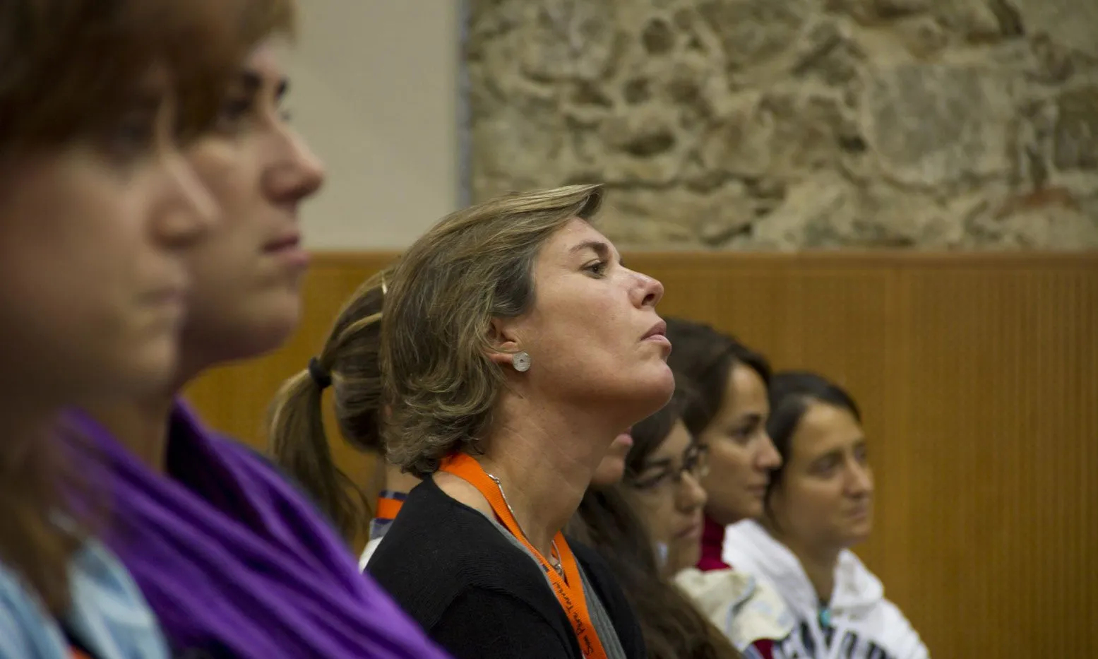 Noies de perfil atentes a explicació