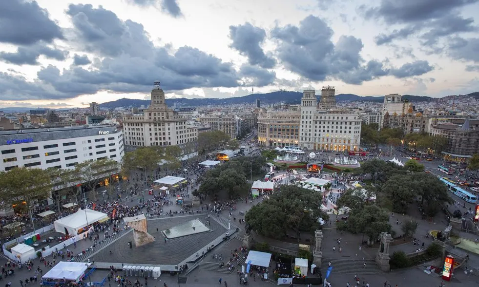 L'Associa't a la festa se celebra durant la Mercè a la plaça de Catalunya.