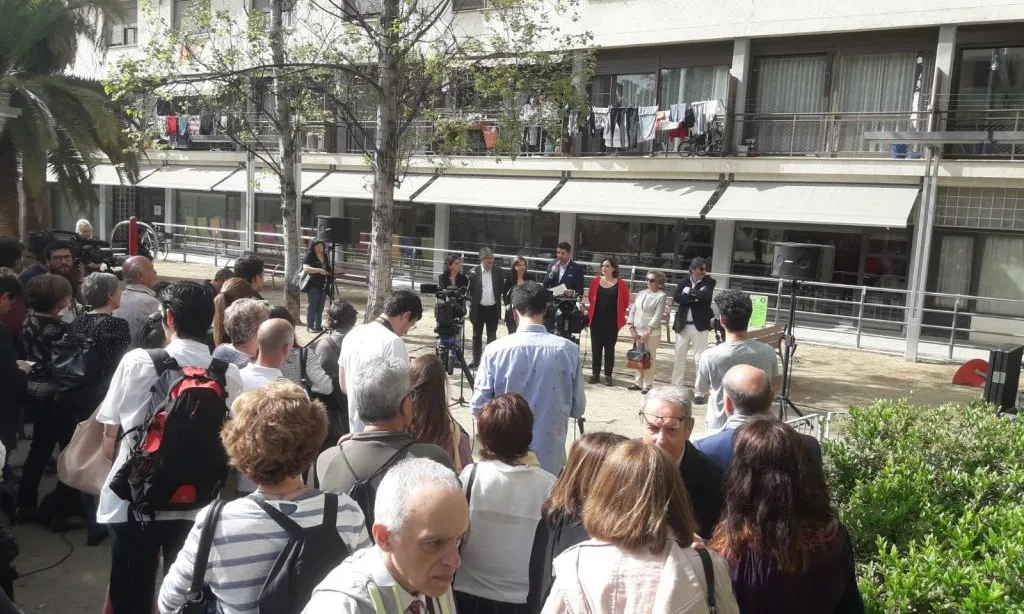 Acte de lliurament de les claus dels pisos el 25 d'abril