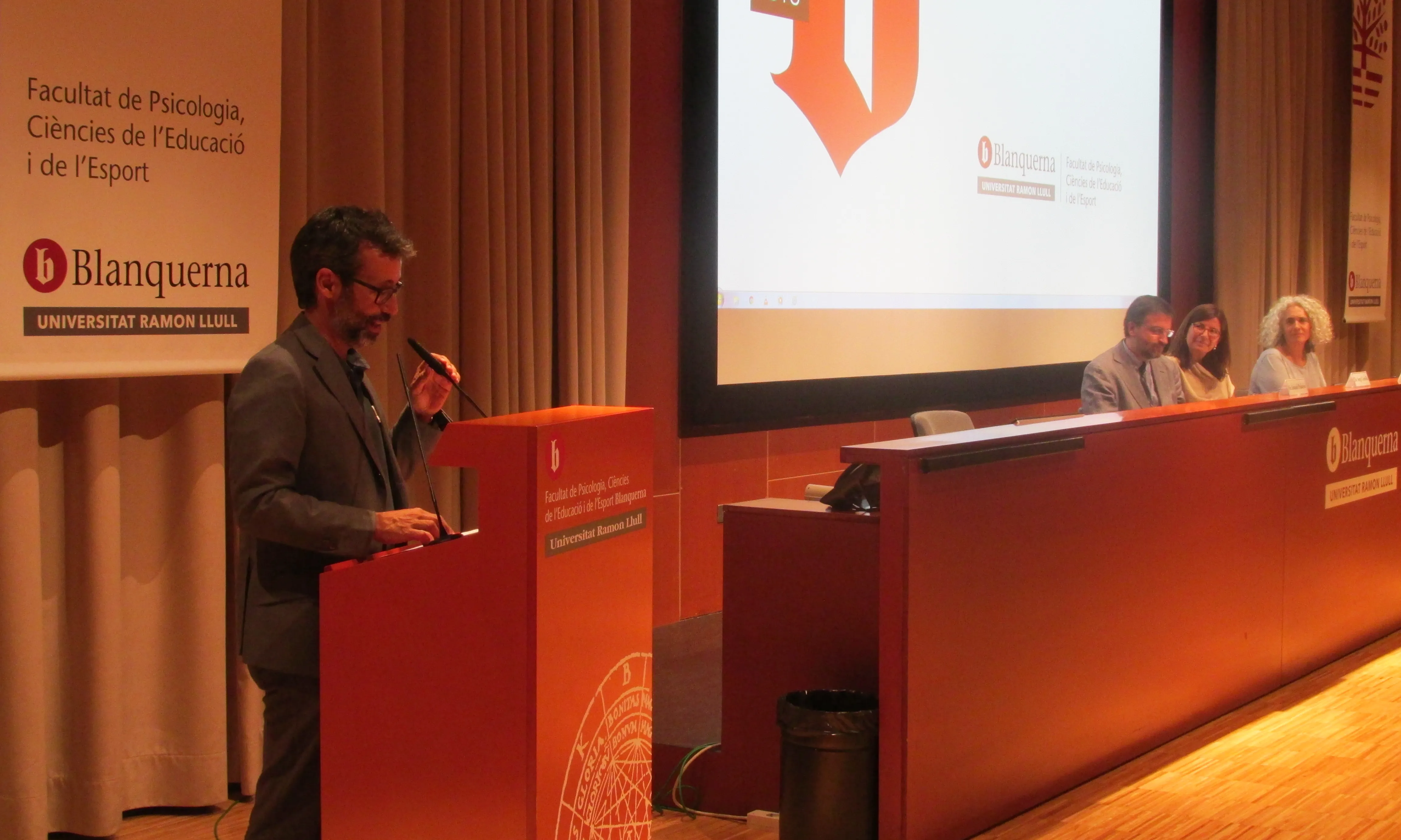 El director de la Fundació Jaume Bofill, Ismael Palacín, durant la recollida del guardó.