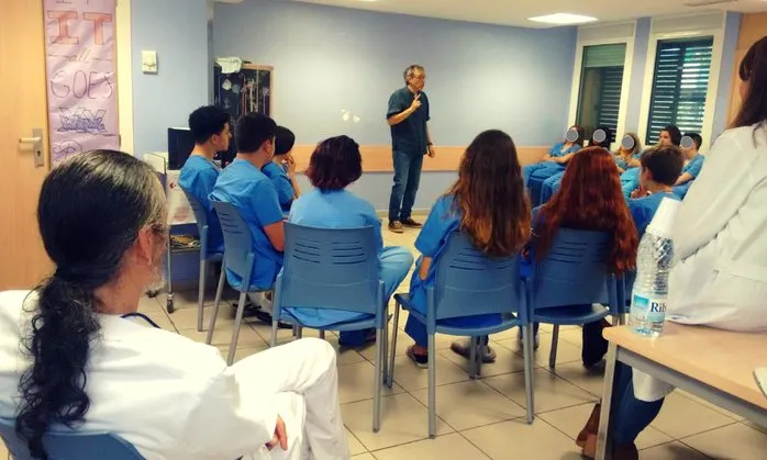 Sessió de contes a l'Hospital Clínic de Barcelona durant la passada edició del festival