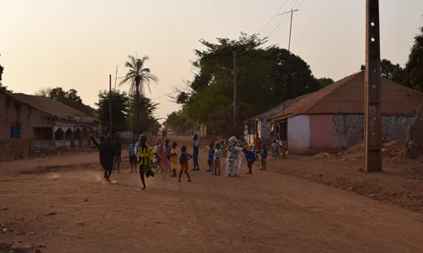 Nens després d'una cerimònia a Bafatá, Guinea Bissau.