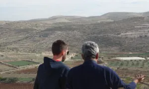 voluntari conversa amb camperol