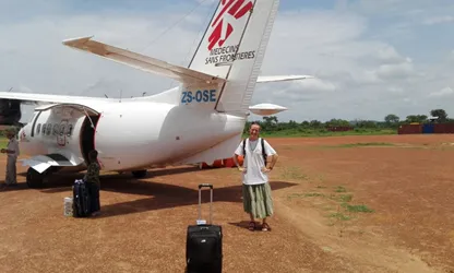La Victòria Pagès a l'aeroport agafant un avió intern de Ndele a Bangui, a la República Centreafricana.