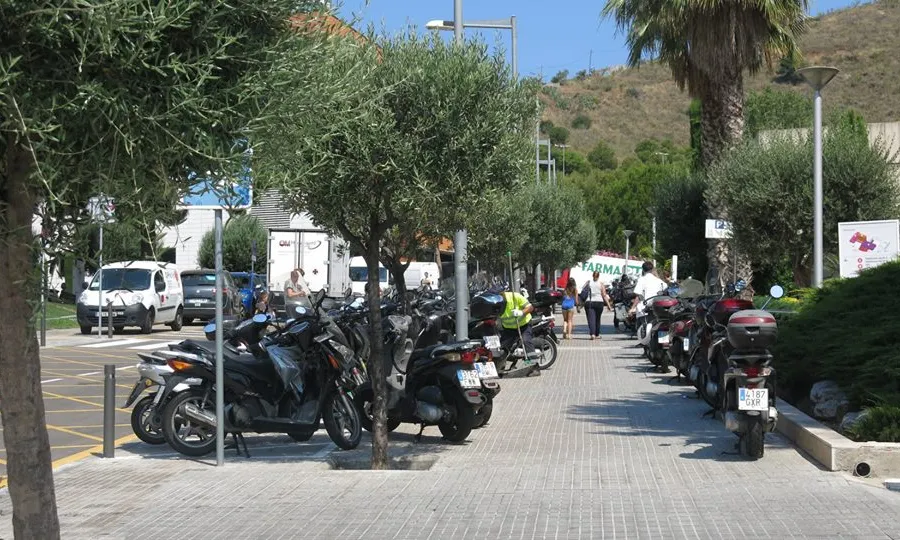 Catalunya Camina convida a denunciar aquelles situacions que amenacen els drets de les persones vianants, com la invasió de l'espai públic.