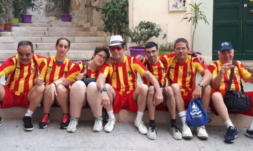 Un equip seu a la vorada en un carrer