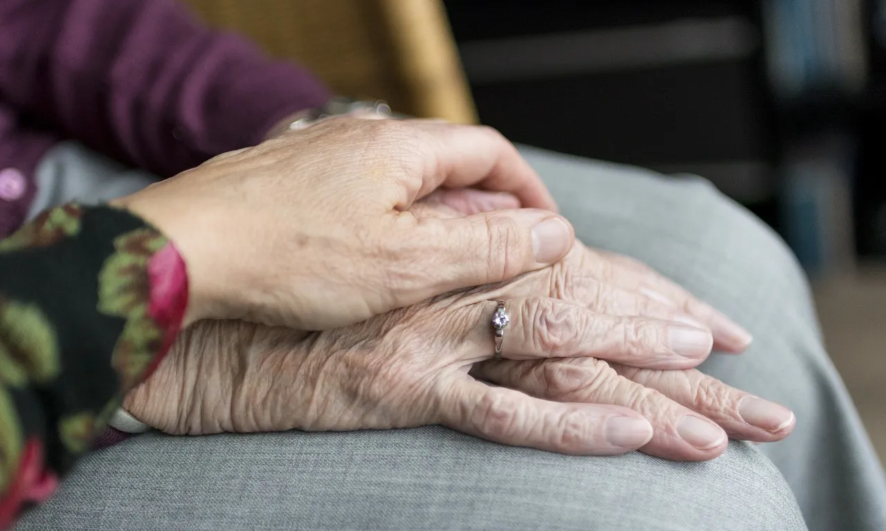 La mà d'una persona jove agafant la d'una persona gran