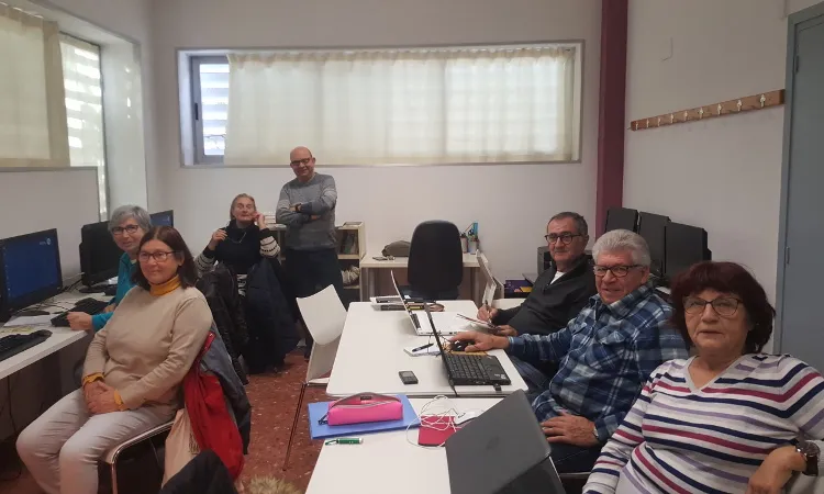 Foto de grup amb participants al taller d'informàtica