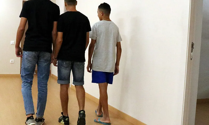 Tres joves en un centre d'acollida