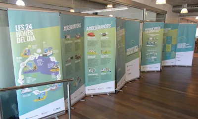 Panells de l'exposició 'Trobar temps dins del temps. Per què les dones volem la reforma horària?'