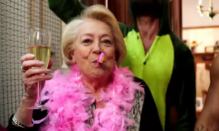 Una senyora en una festa, amb cava i cotilló