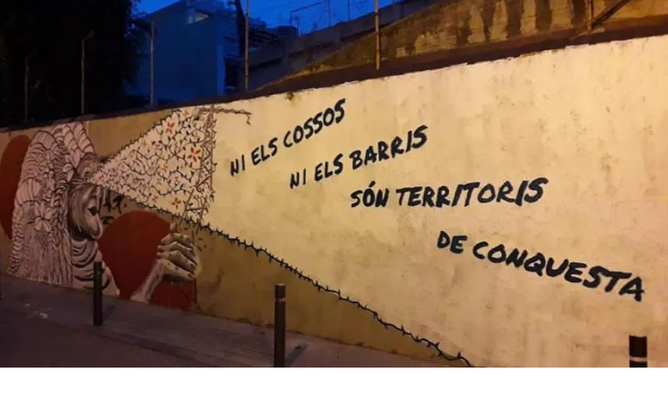 Mural amb un missatge ecofeminista a un carrer del barri de Gràcia Barcelona