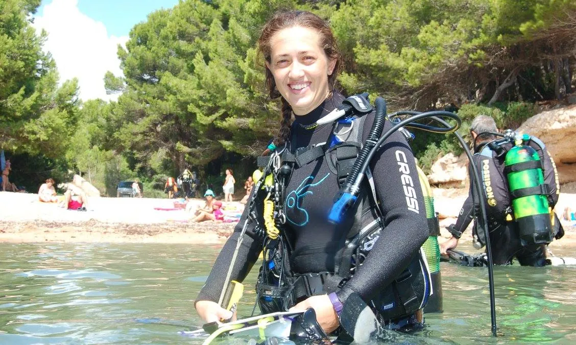 Eli Bonfill treballa per la conservació i divulgació dels espais naturals a les Terres de l'Ebre, i dedica moltes energies a la divulgació del litoral i el mar.