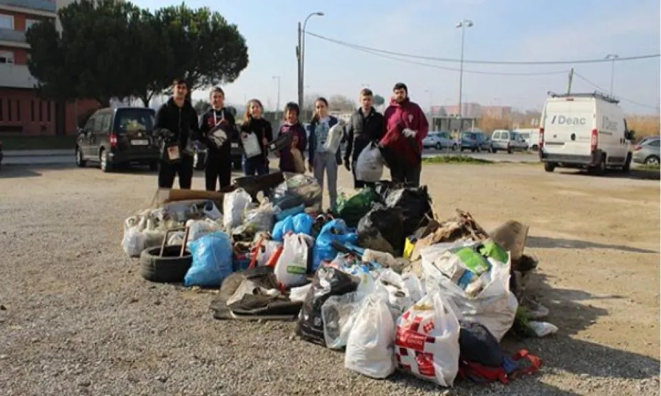 Un grup de voluntaris i voluntàries d'Osmon a una recollida de residus abandonats