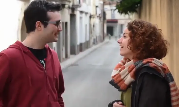 Fotograma del vídeo promocional del procés amb un jove i una jove