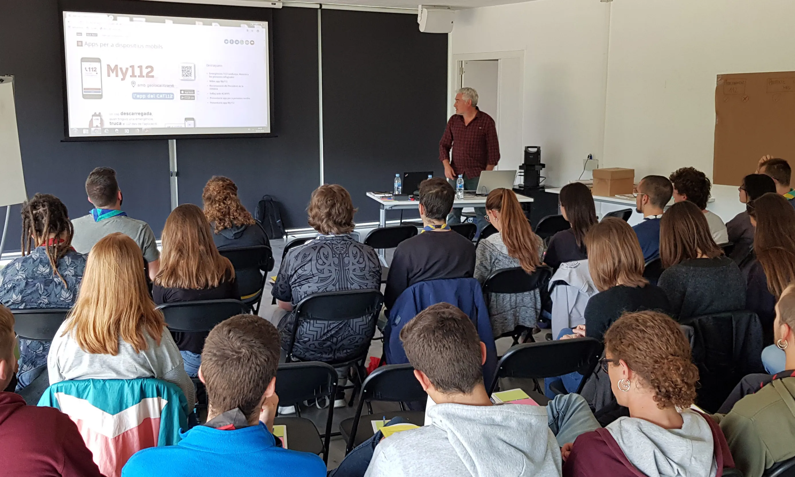 Formació a escoltes i guies impartida pels Bombers de la Generalitat.